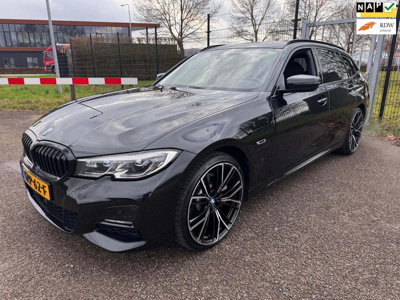 BMW 3-serie Touring - 330e xDrive High Exe M-Sport Laser Trekhaak 20inch - AutoWereld.nl