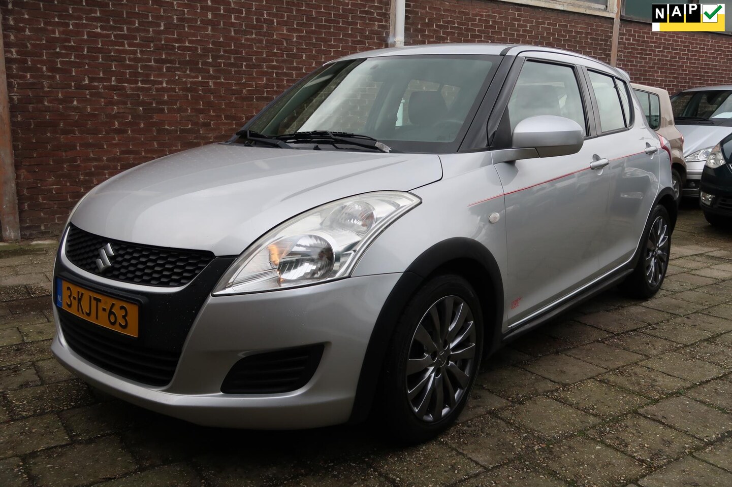 Suzuki Swift - 1.2 Bandit EASSS GT line, Sportuitvoering, Airco, Stuurbediening, Multimedia, rode stiksel - AutoWereld.nl