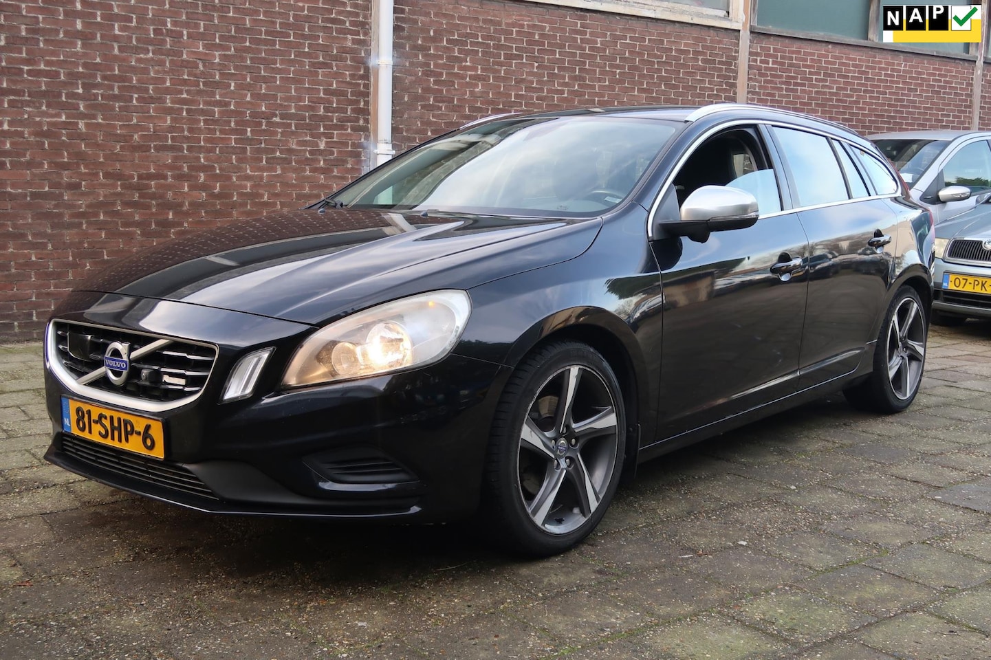 Volvo V60 - 1.6 T3 R-Design 1.6 T3 R-Design, Navi, LM velgen Climate+Cruise control, Half lederen bekleding. - AutoWereld.nl