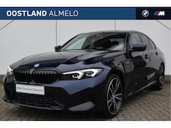 BMW 3-serie - 320e M Sport Automaat / Sportstoelen / Live Cockpit Plus / Leder / Cruise Control / Widesc