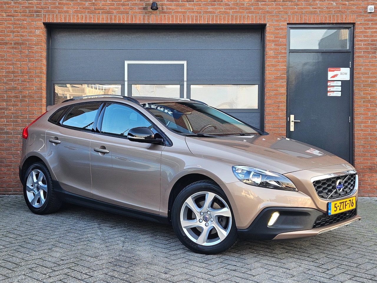 Volvo V40 Cross Country - 1.6 T4 Momentum Navi Trekhaak 17" - AutoWereld.nl