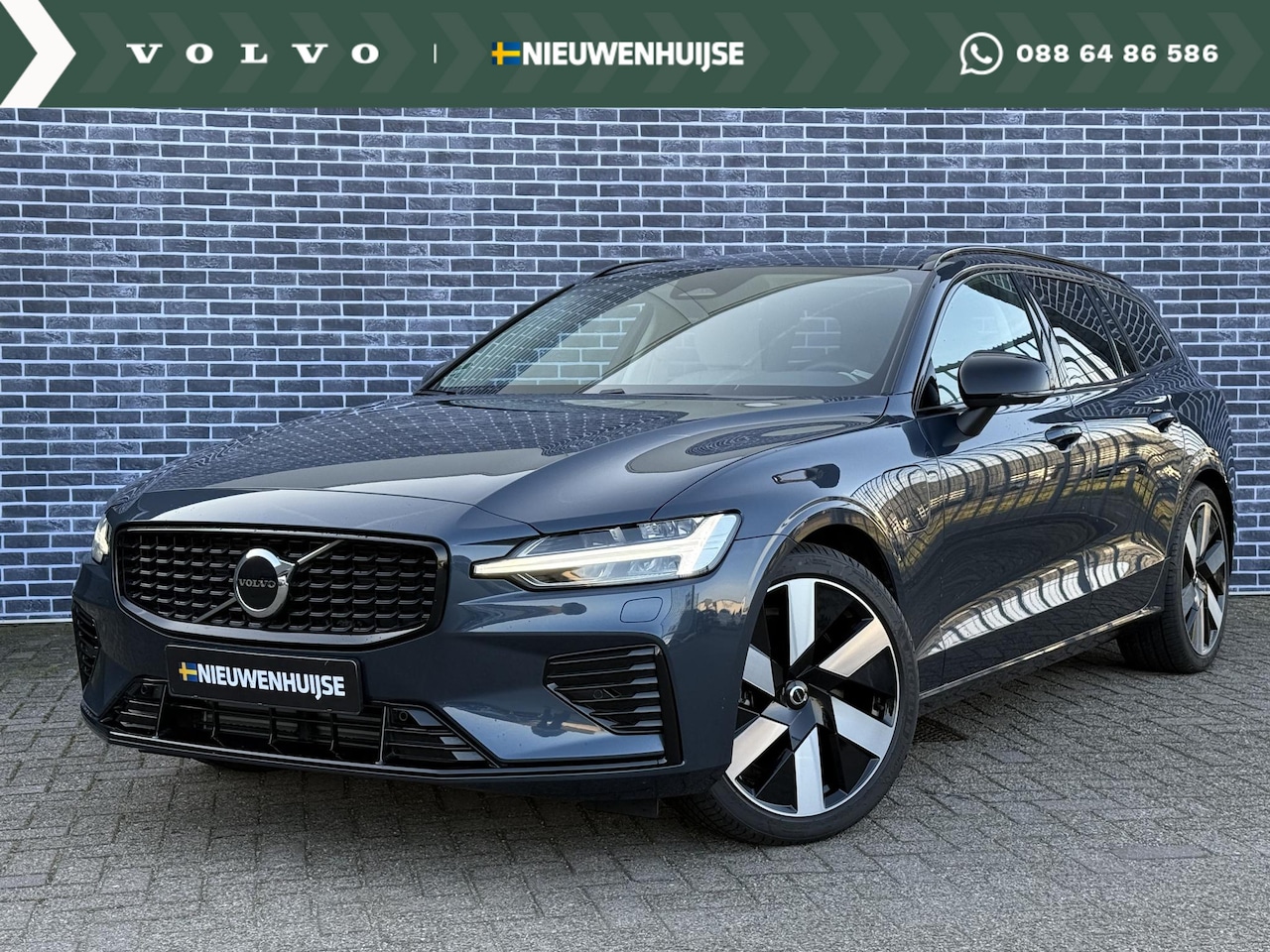 Volvo V60 - 2.0 T6 Plug-in hybrid AWD Plus Dark | 19" Diamond cut velgen | Trekhaak | Harman/Kardon | - AutoWereld.nl