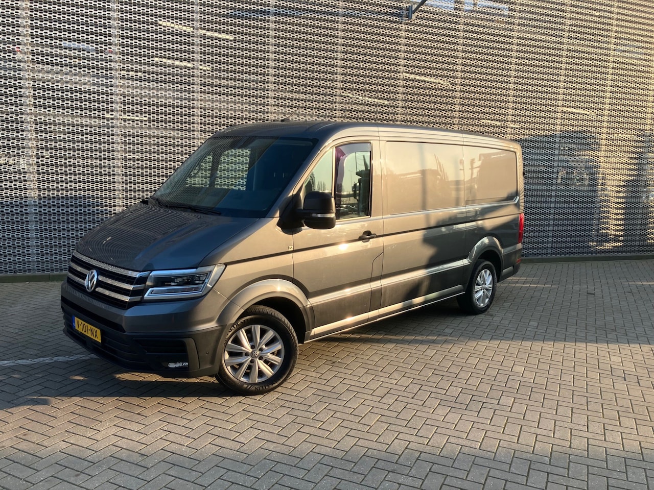 Volkswagen Crafter - 30 2.0 TDI 102 PK 6-hand L3H2 Edition 70 - AutoWereld.nl