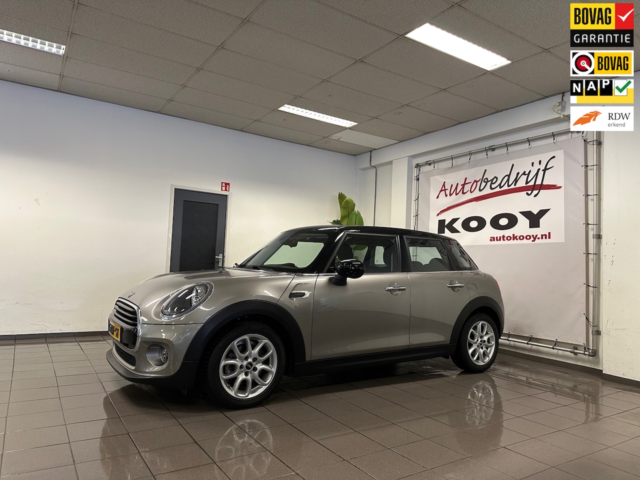 MINI Cooper - Mini 1.5 Business Edition * Automaat / Navigatie / Cruise control / NL Auto * - AutoWereld.nl