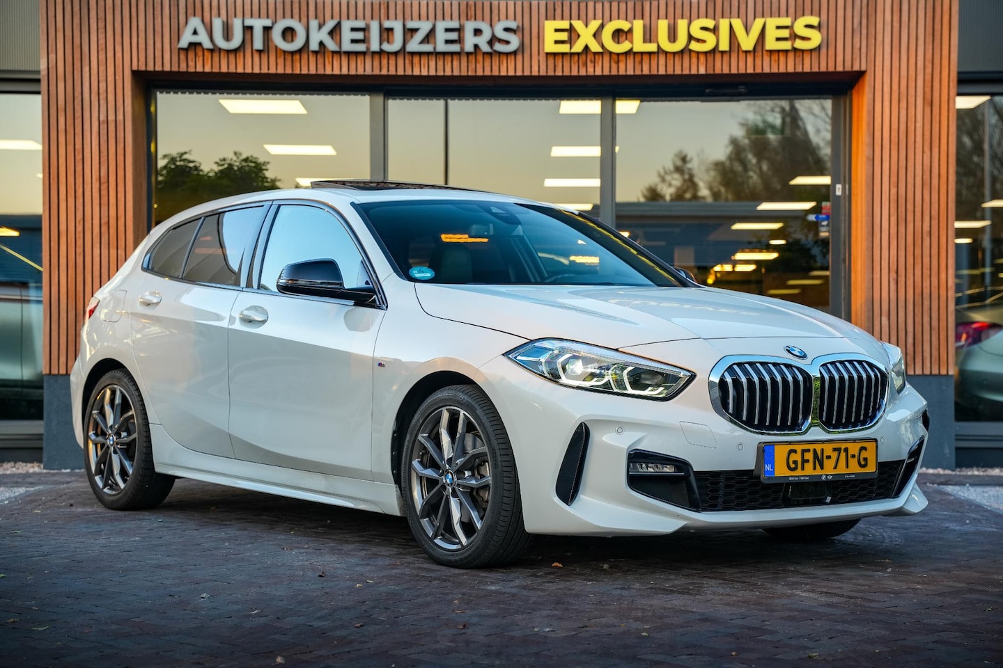 BMW 1-serie - 118i Introduction Edition M Pakket Panodak Leer DAB+ Navigatie Stoel Stuurverw. - AutoWereld.nl