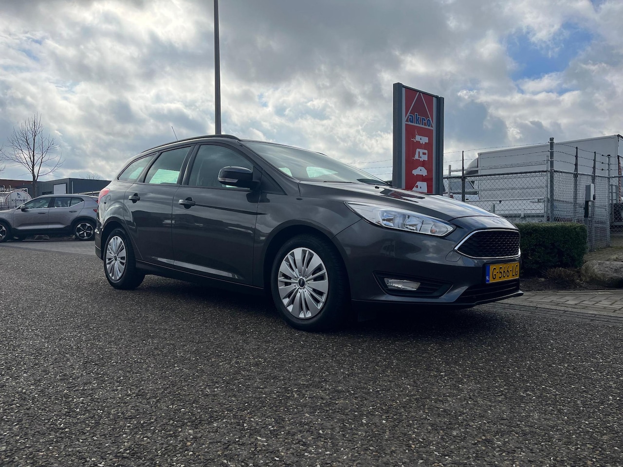 Ford Focus Wagon - 1.0 Titanium | Cruise Control | Trekhaak | Carplay | NAVI | Parkeersensoren achter | Clima - AutoWereld.nl