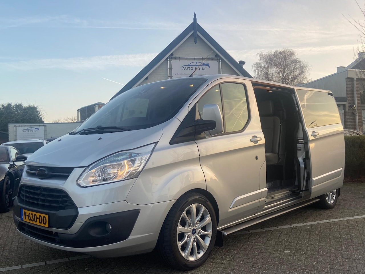 Ford Transit Custom - 2.2TDCI 5PERS/LEDER/LANE/CAMERA/NAVI/107900KM - AutoWereld.nl