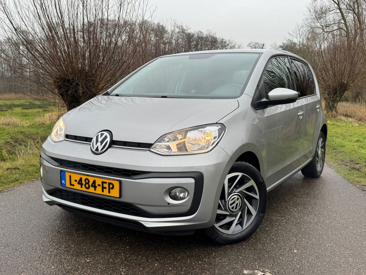 Volkswagen Up! - 1.0 BMT high up! Sound / 5-Deurs / Airco / Stoelverwarming / LM-Velgen 15"/ Extra Set Wint - AutoWereld.nl