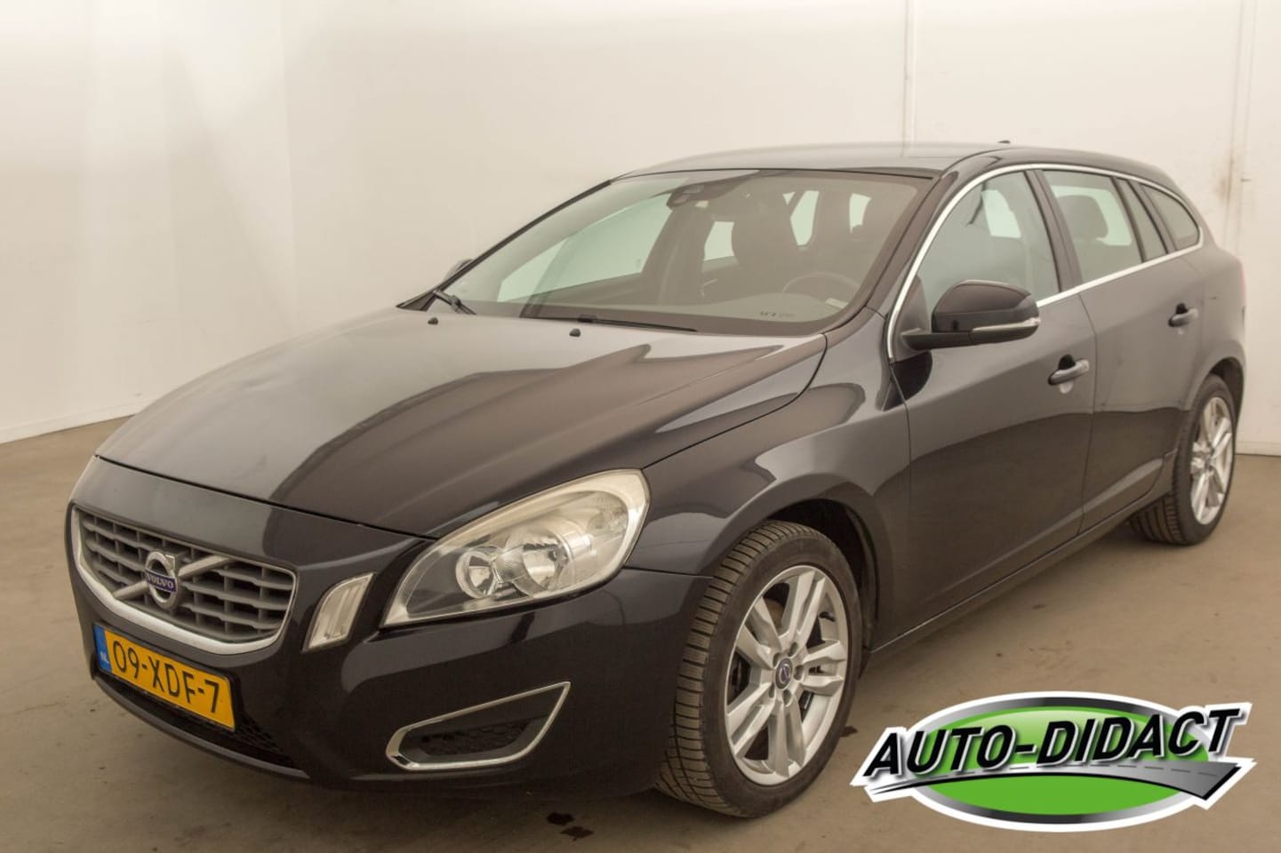 Volvo V60 - V-60 1.6 T3 Clima Navi Momentum - AutoWereld.nl