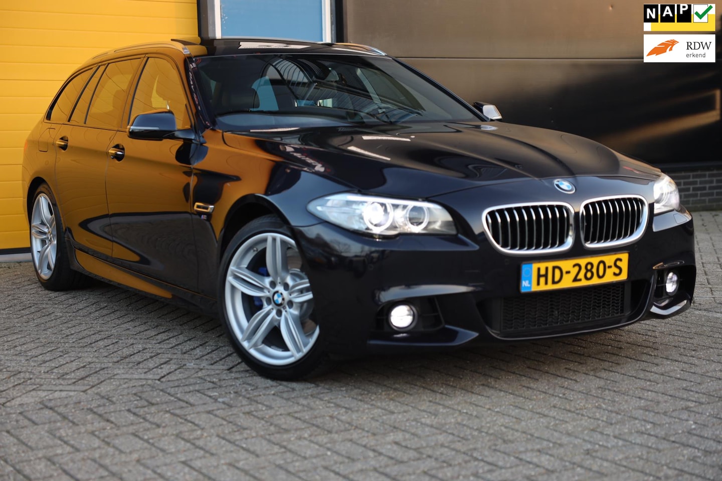 BMW 5-serie Touring - 520d M Line / AUT / Navi / Open Panoramadak / Leder / Camera / Memory / Elek Stoelen / HK - AutoWereld.nl