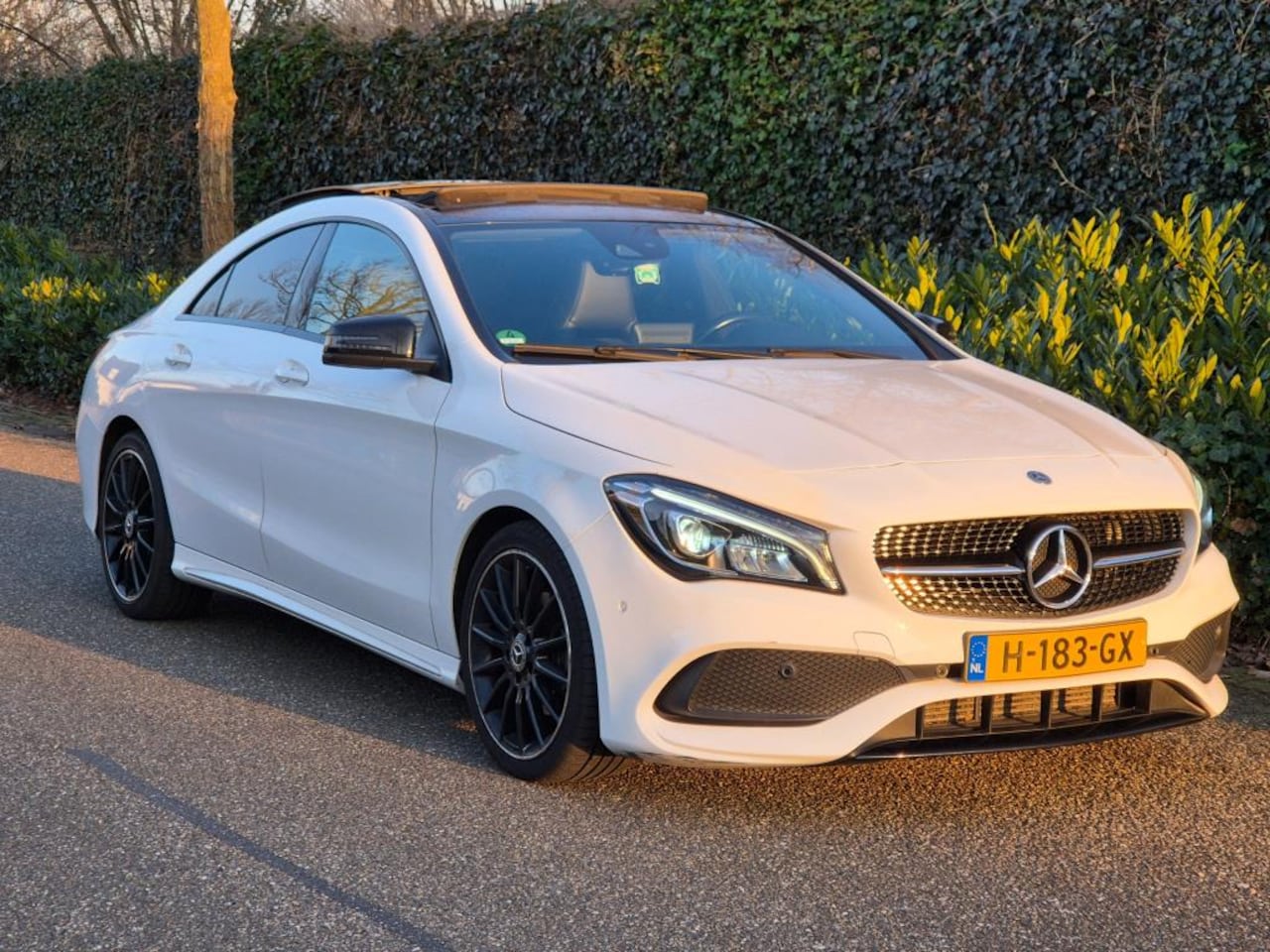 Mercedes-Benz CLA-Klasse - 180 Ambition AMG Pakket Pano Wit Apple CarPlay Eleck Stoelen Camera - AutoWereld.nl