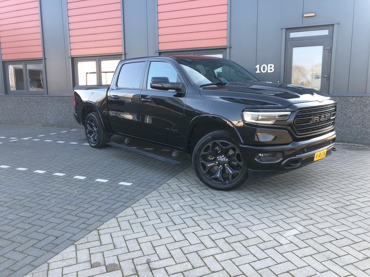 Dodge Ram 1500 - Limited Night 5.7 V8 Hemi / LPG / 1e eigenaar - AutoWereld.nl