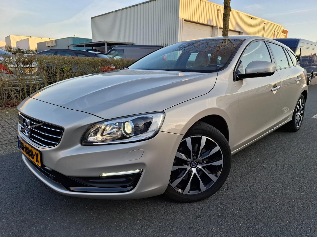 Volvo V60 - 1.5 T2 AUTOMAAT/XENON/NAVI/LEDER! - AutoWereld.nl