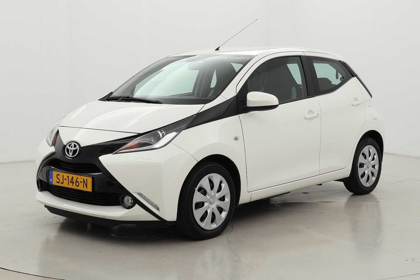 Toyota Aygo - 1.0 VVT-i x-nav | Navigatie | Airco | Camera - AutoWereld.nl