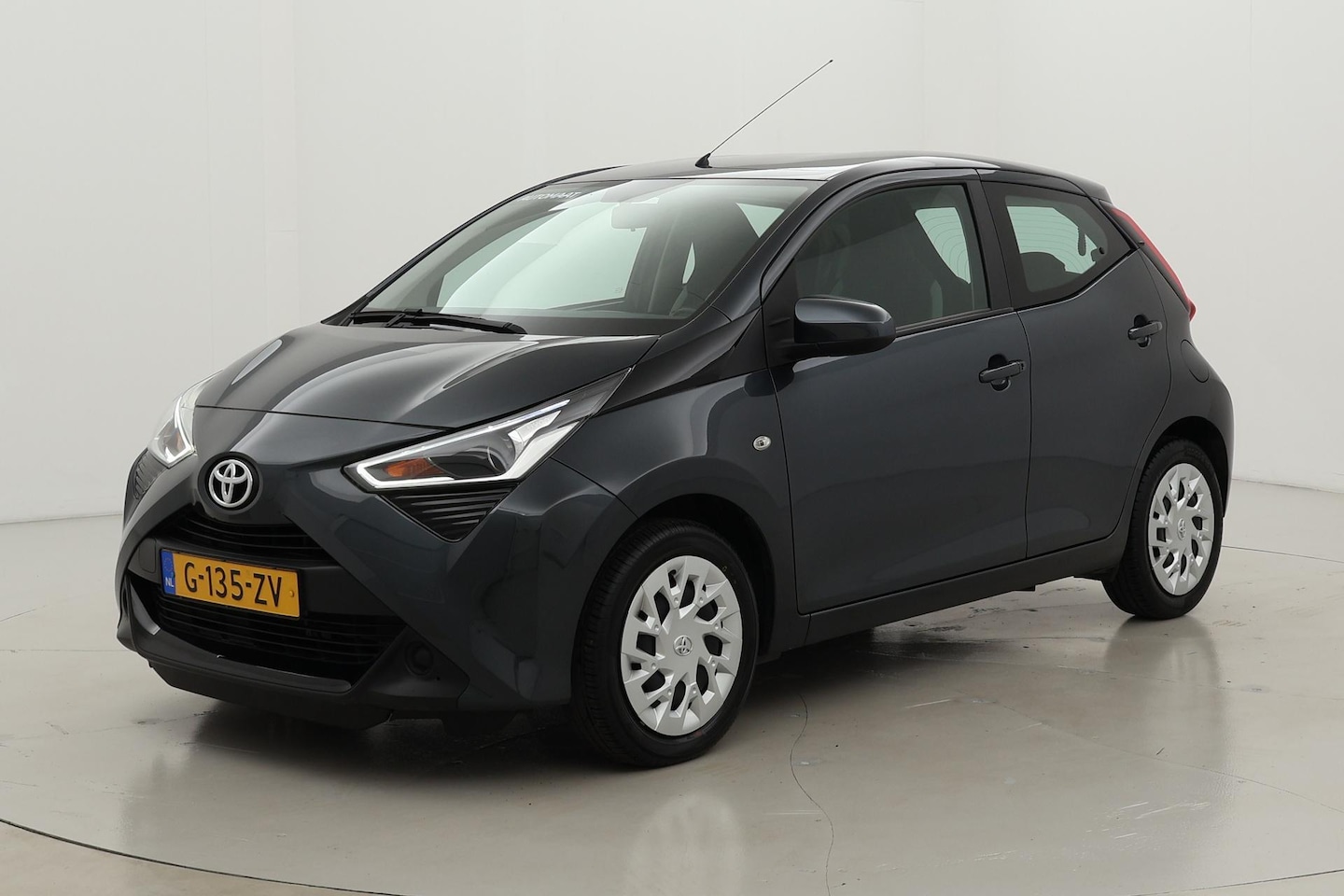 Toyota Aygo - 1.0 VVT-i x-play | Apple Carplay / Android Auto | Airco | Camera - AutoWereld.nl