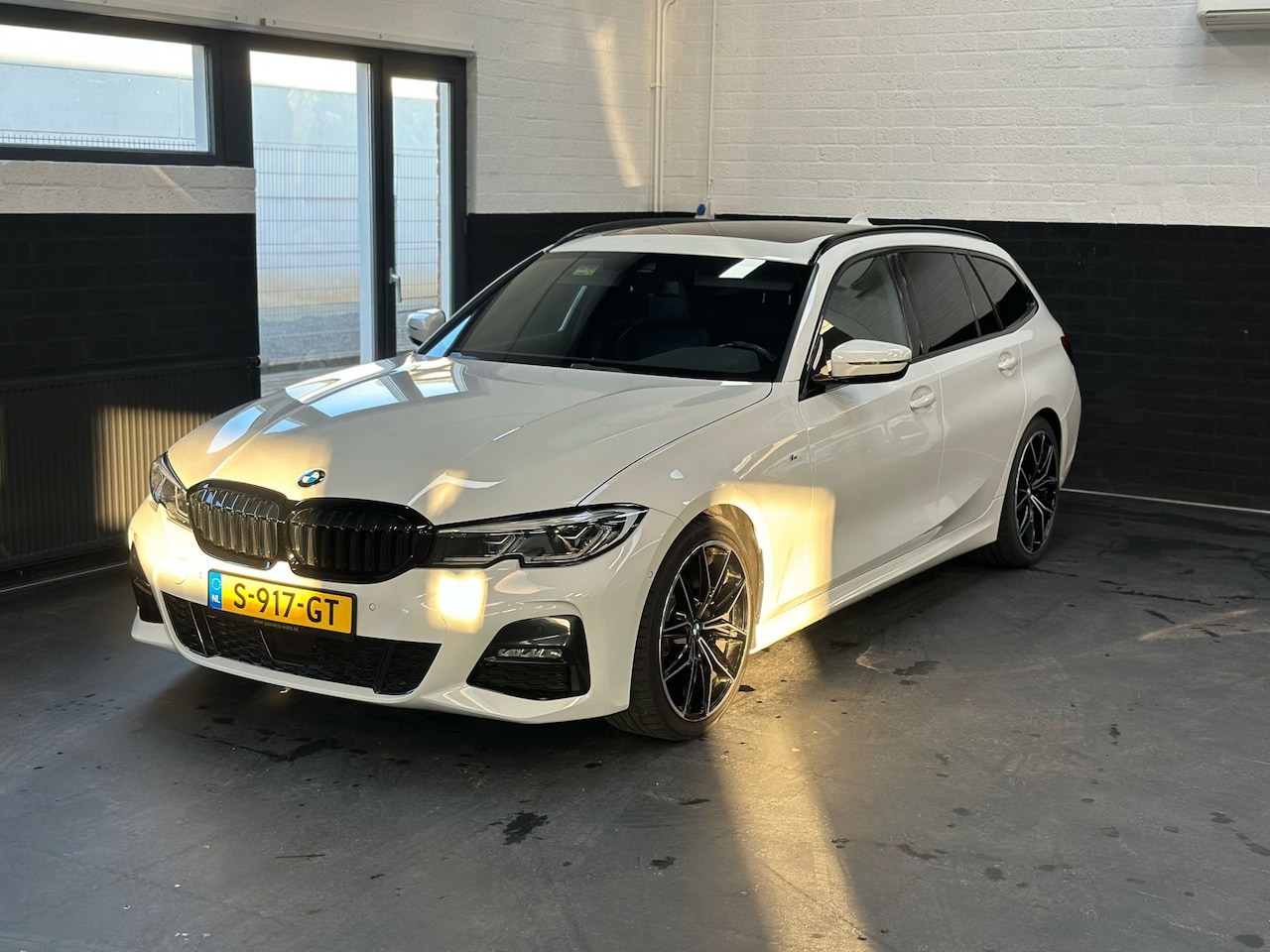 BMW 3-serie Touring - 320i High Executive 320i High Executive, M-Sport, Leder, Pano, Sfeer, Stoelverwarming, Zeer mooie uitvoering - AutoWereld.nl