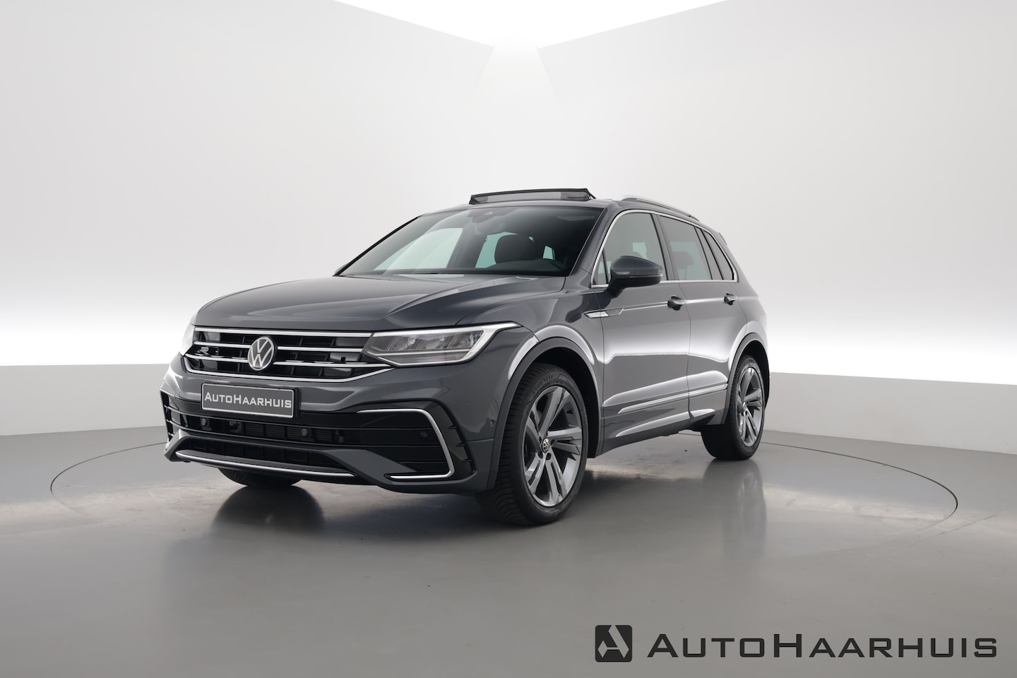 Volkswagen Tiguan - 1.5 TSI R-Line DSG | Pano | Travel Assist | Elek. Trekhaak | Stoel- Stuurverw. | Camera - AutoWereld.nl