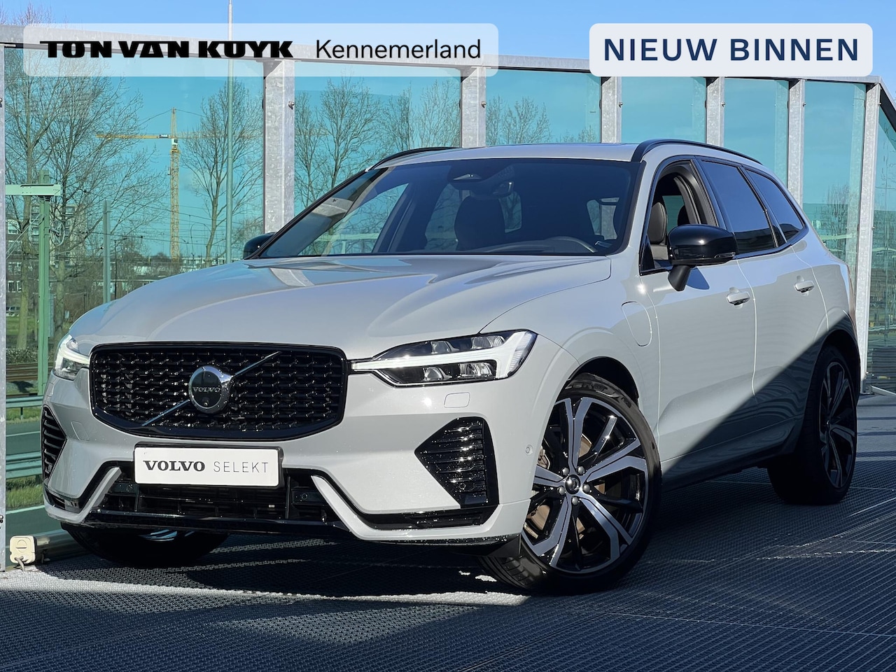 Volvo XC60 - 2.0 T8 Plug-in hybrid AWD Ultimate Dark Automaat, Luchtvering, Panoramadak, 21 inch R-desi - AutoWereld.nl