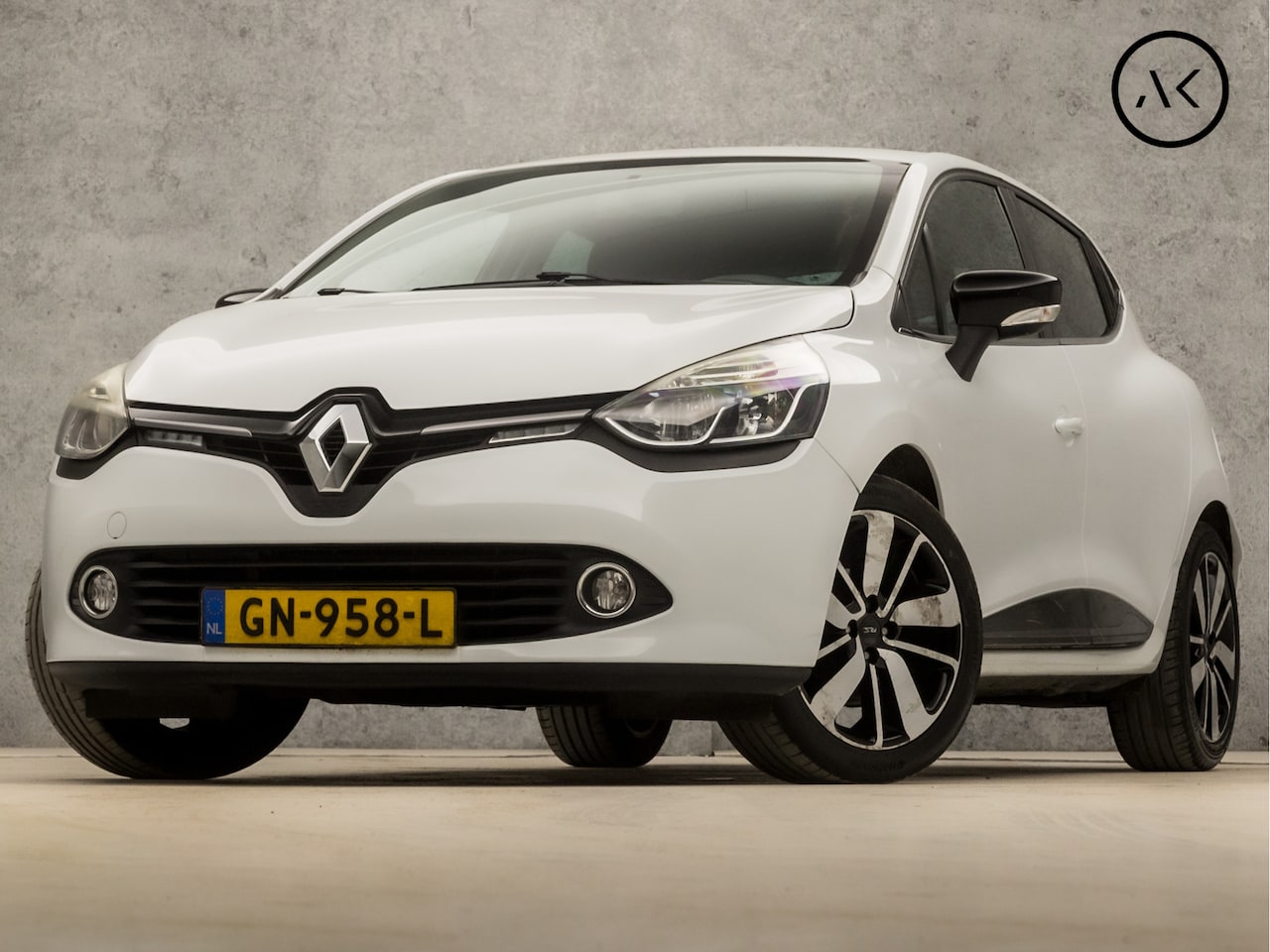 Renault Clio - 0.9 TCe Sport (NAVIGATIE, NAP, CRUISE, GETINT GLAS, SPORTSTOELEN, LM VELGEN, PARKEERSENSOR - AutoWereld.nl