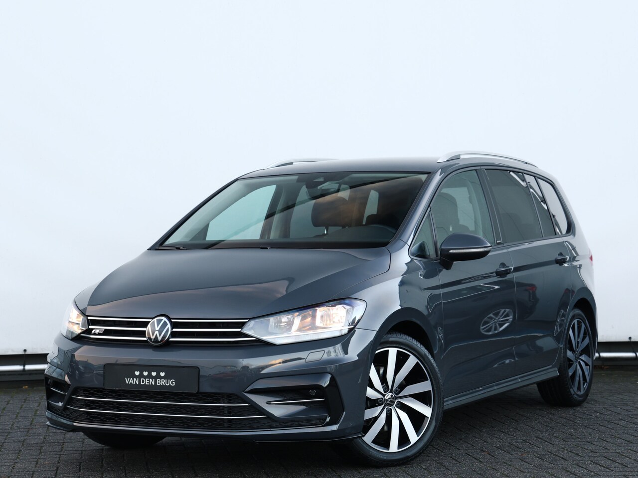 Volkswagen Touran - 1.5 TSI 150PK DSG R-line | 7-persoons | Navigatie | Digitaal dashboard | Camera | Stoelver - AutoWereld.nl