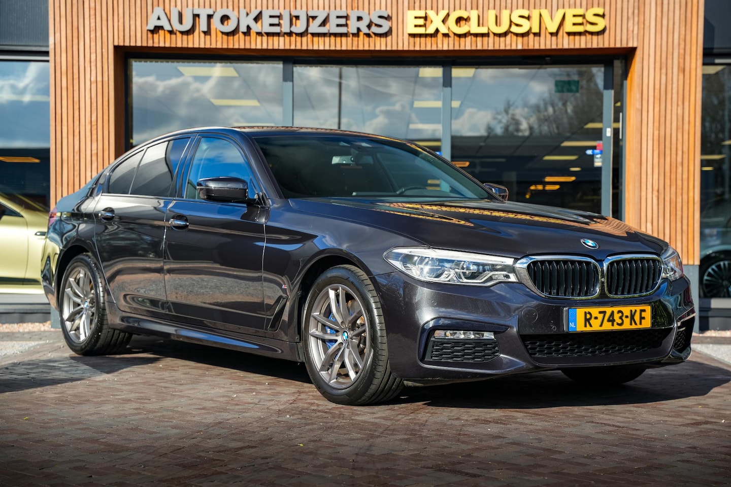 BMW 5-serie - 530e iPerformance M Pakket Ambient 360 Camera Navigatie Cruise HUD - AutoWereld.nl