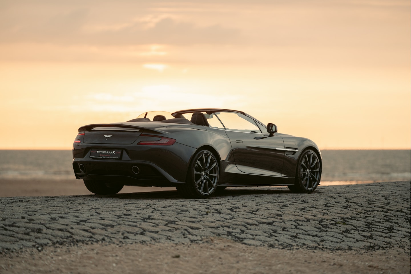 Aston Martin Vanquish Volante - 6.0 V12 Touchtronic 2+2 Keramische Remmen BTW verrekenbaar - AutoWereld.nl