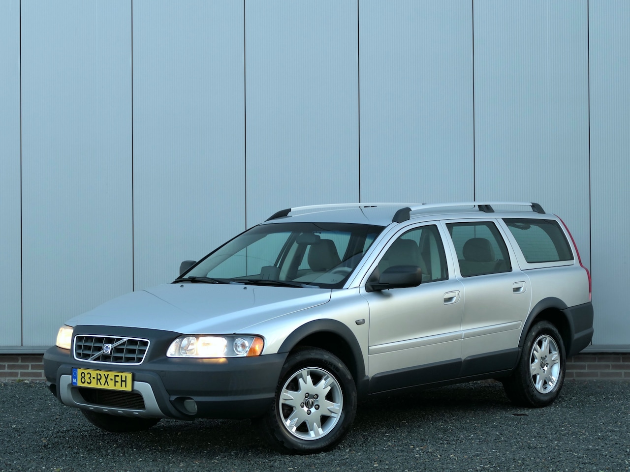 Volvo XC70 - 2.5T AUT Kinetic Cruise control / Navi / Trekhaak - AutoWereld.nl