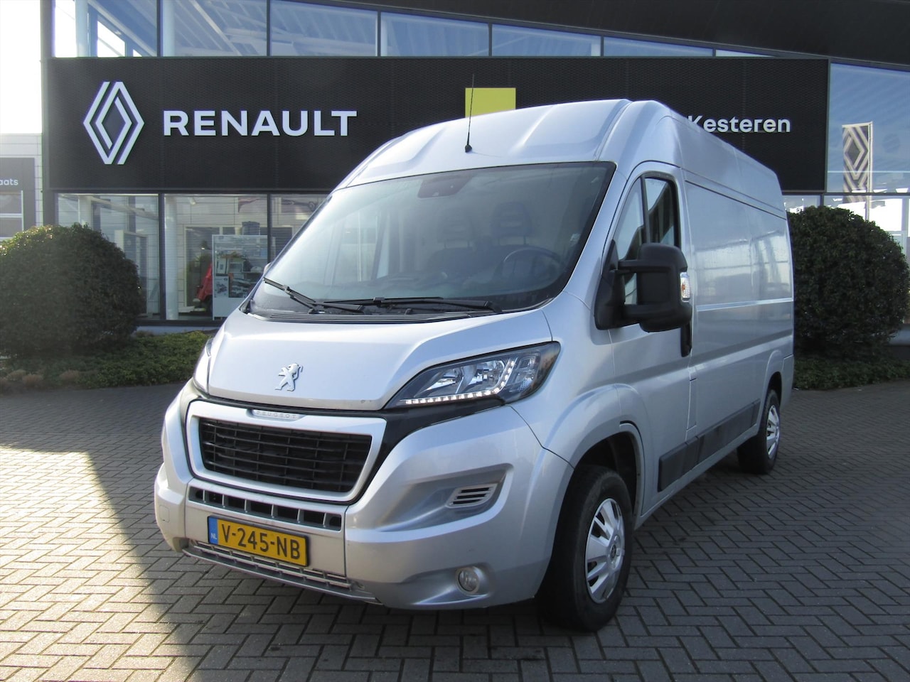 Peugeot Boxer - GB 330 L2H2 BlueHDi 130PK Premium Pack / Trekhaak / Navigatie / Camera / Cruise-Control - AutoWereld.nl