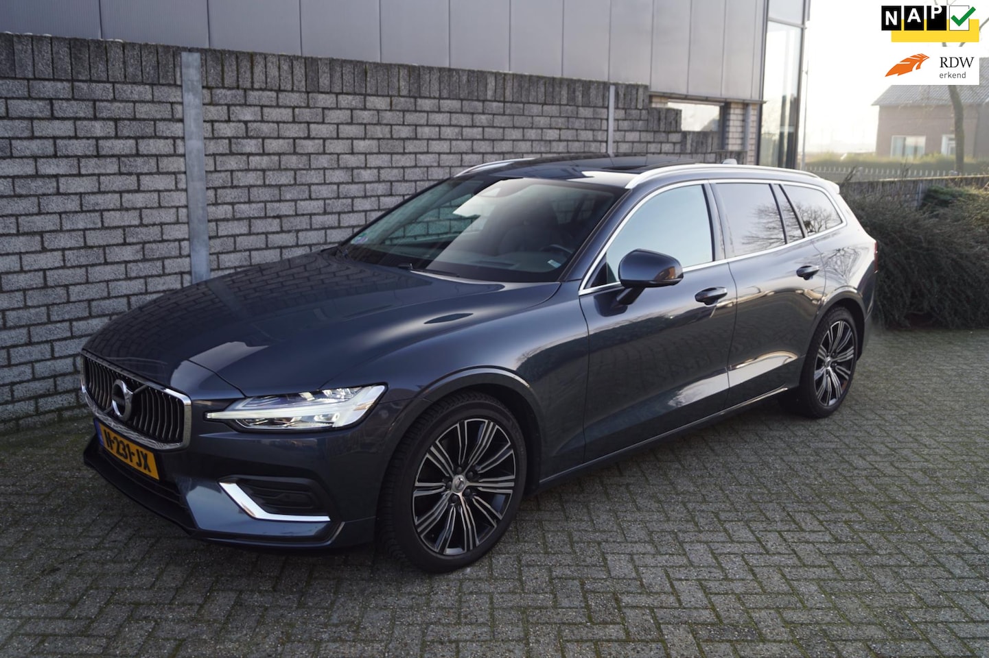 Volvo V60 - 2.0 T4 Inscription Autom Panodak Leder Stoel/Stuur A Bank Verw Navi Camera Head-Up Adaptie - AutoWereld.nl