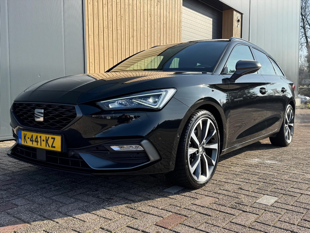 Seat Leon Sportstourer - 1.5 eTSI 150pk DSG-7 FR Launch Edition | NL Auto | Trekhaak | Camera | ACC | Stuur/stoelve - AutoWereld.nl