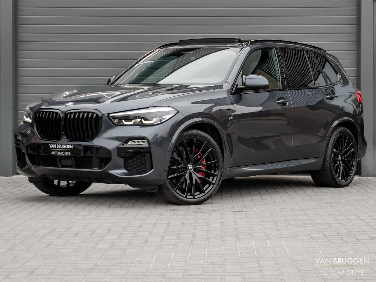 BMW X5 - xDrive 45e M-Sport Pano M-Stoelen BTW Trekhaak 22" - AutoWereld.nl