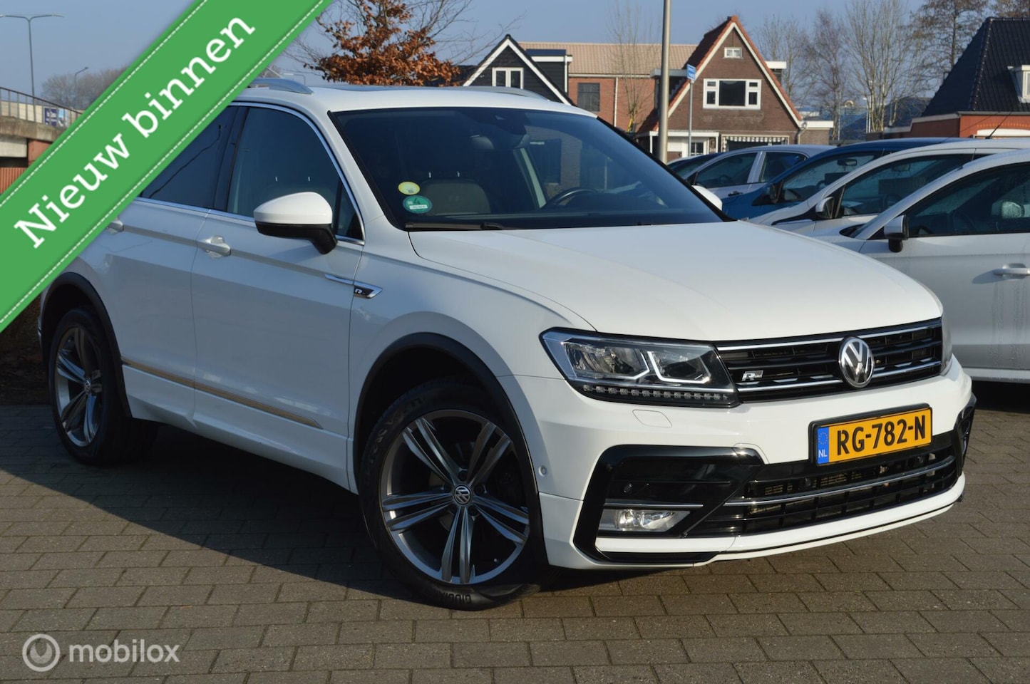 Volkswagen Tiguan - 2.0 TDI 4Motion Automaat Highline |R-Line | Pano-dak - AutoWereld.nl