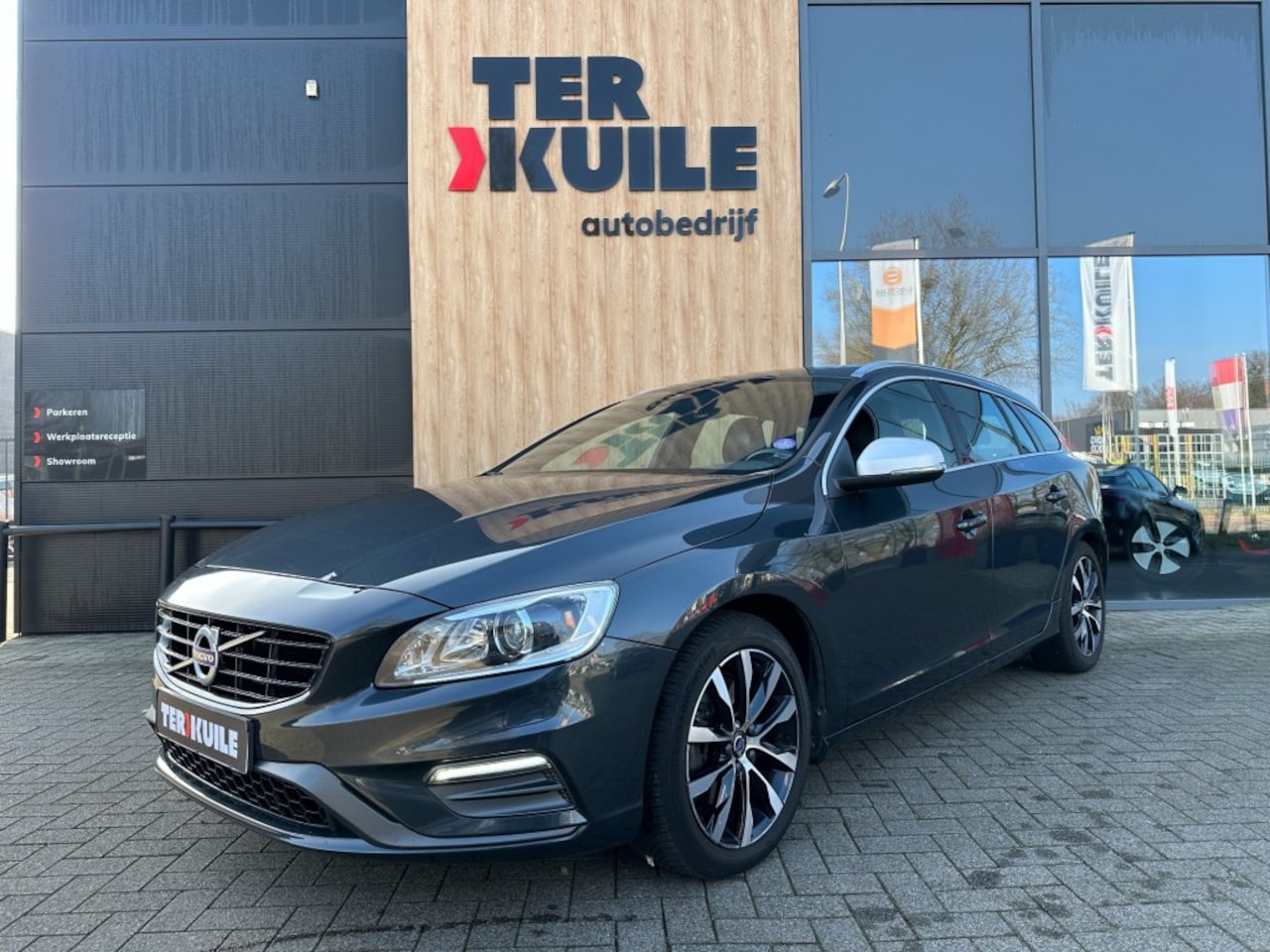 Volvo V60 - 2.0 T3 Nordic+ R-Design / dealer ond. - AutoWereld.nl