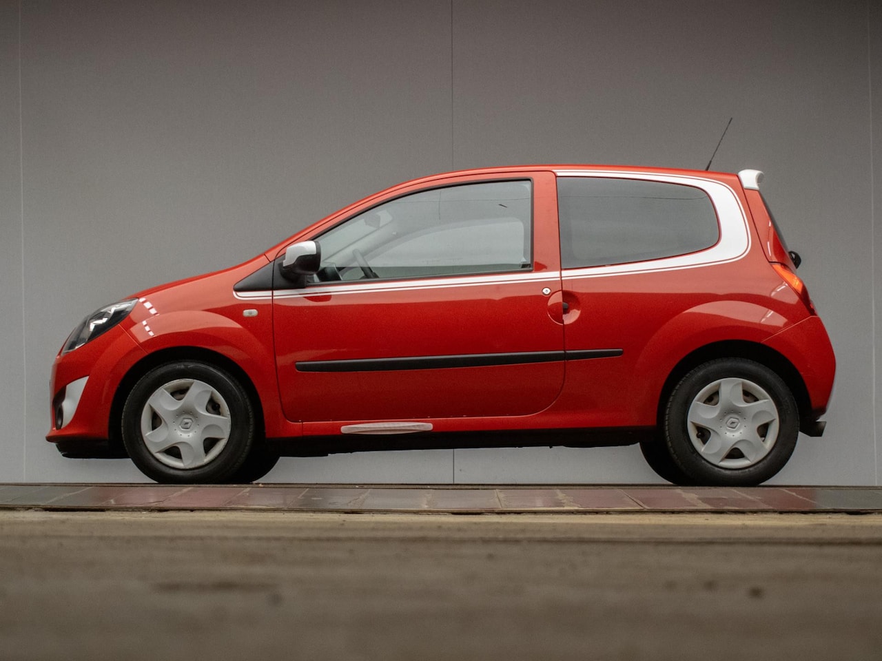 Renault Twingo - 1.2-16V Collection Sport (ELEKTRISCH PAKKET,SPORTSTOELEN,AIRCO,GETINT,SPOILER,NIEUWE APK,N - AutoWereld.nl