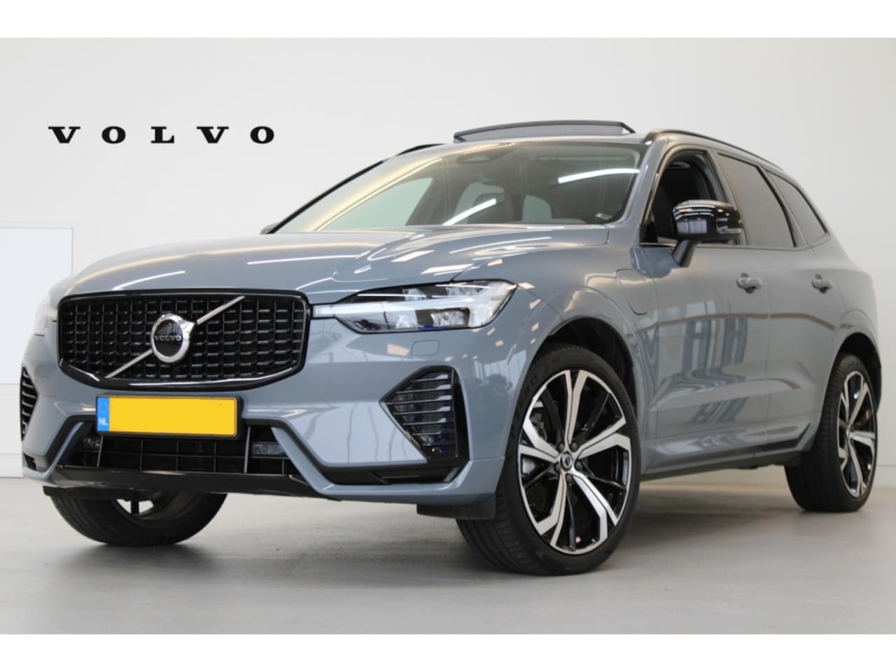 Volvo XC60 - T6 350PK AWD Plus Dark | Trekhaak | Gelamineerd Glas | Adapt Led | Alarm | Parkeerverw | T - AutoWereld.nl