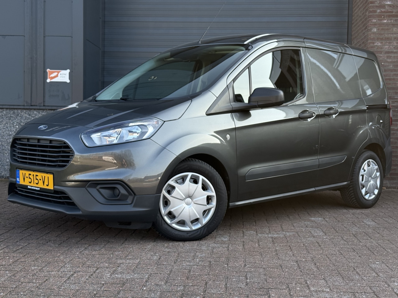 Ford Transit Courier - 1.5 TDCI Ambiente NAVI | CRUISE | AIRCO | PDC | STOELVERWARMING | TREKHAAK | APK 2026! - AutoWereld.nl