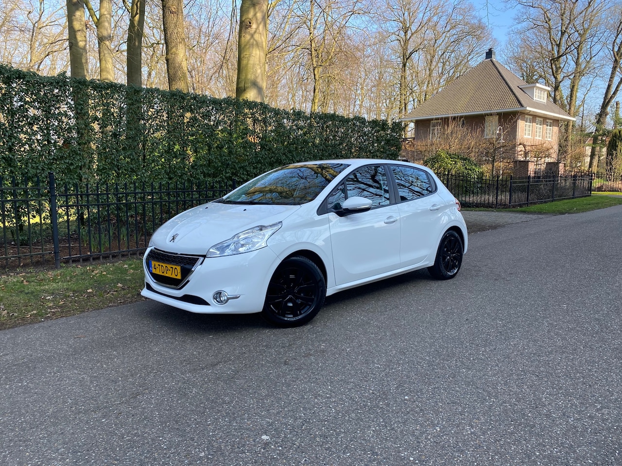 Peugeot 208 - 1.2 VTi 5-Deurs Airco, Navigatie, Trekhaak - AutoWereld.nl