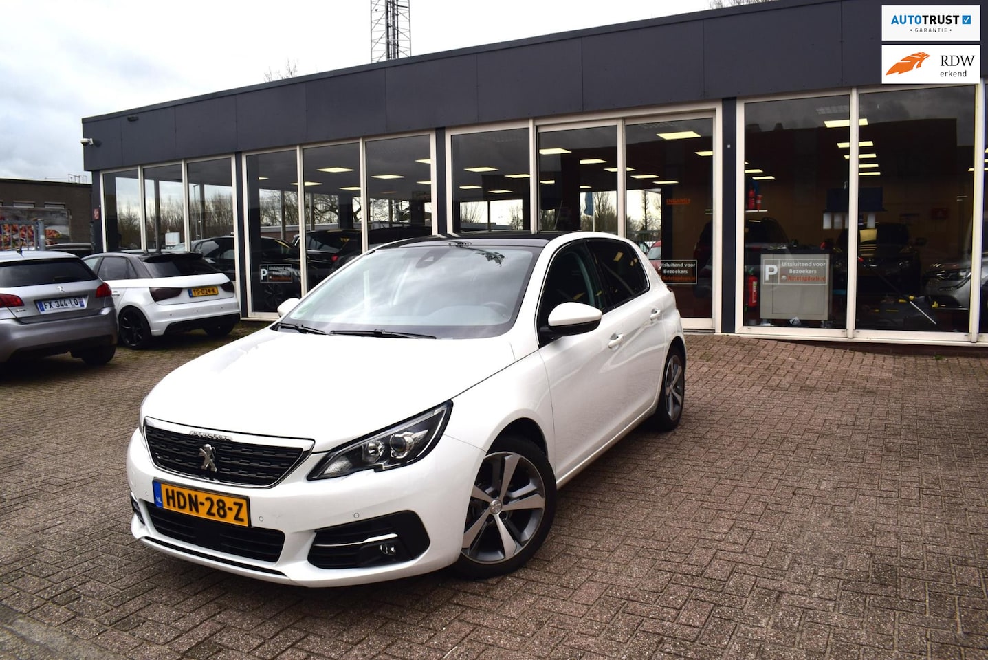 Peugeot 308 - 1.2 PureTech Blue Lease Premium | PANORAMADAK | LED VERLICHTING | HALF LEDEREN INTERIEUR | - AutoWereld.nl