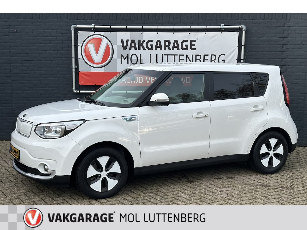 Kia e-Soul - EV 110pk 27kWh ExecutiveLine !€2 - AutoWereld.nl