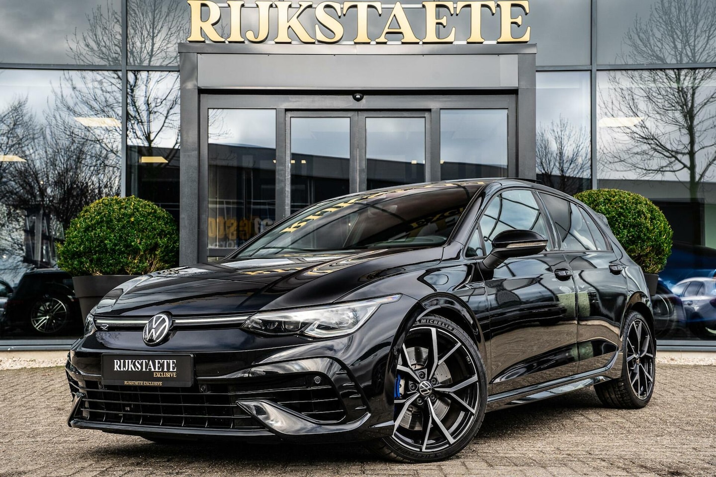 Volkswagen Golf - 2.0 TSI R 4MOTION|PANO|AKRAPOVIC|LEDER|ACC - AutoWereld.nl