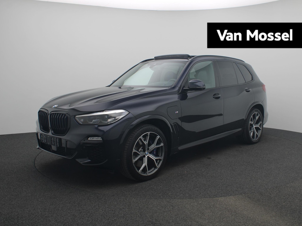 BMW X5 - 45E | M-PAKKET | PANORAMADAK | HEAD UP DISPLAY | HARMAN-KARDON AUDIO | WEGKLAPBARE TREKHAA - AutoWereld.nl