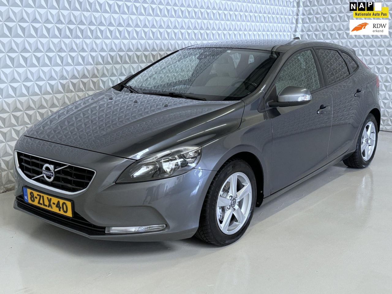 Volvo V40 - 1.6 D2 Momentum Panoramadak Trekhaak (2012) - AutoWereld.nl