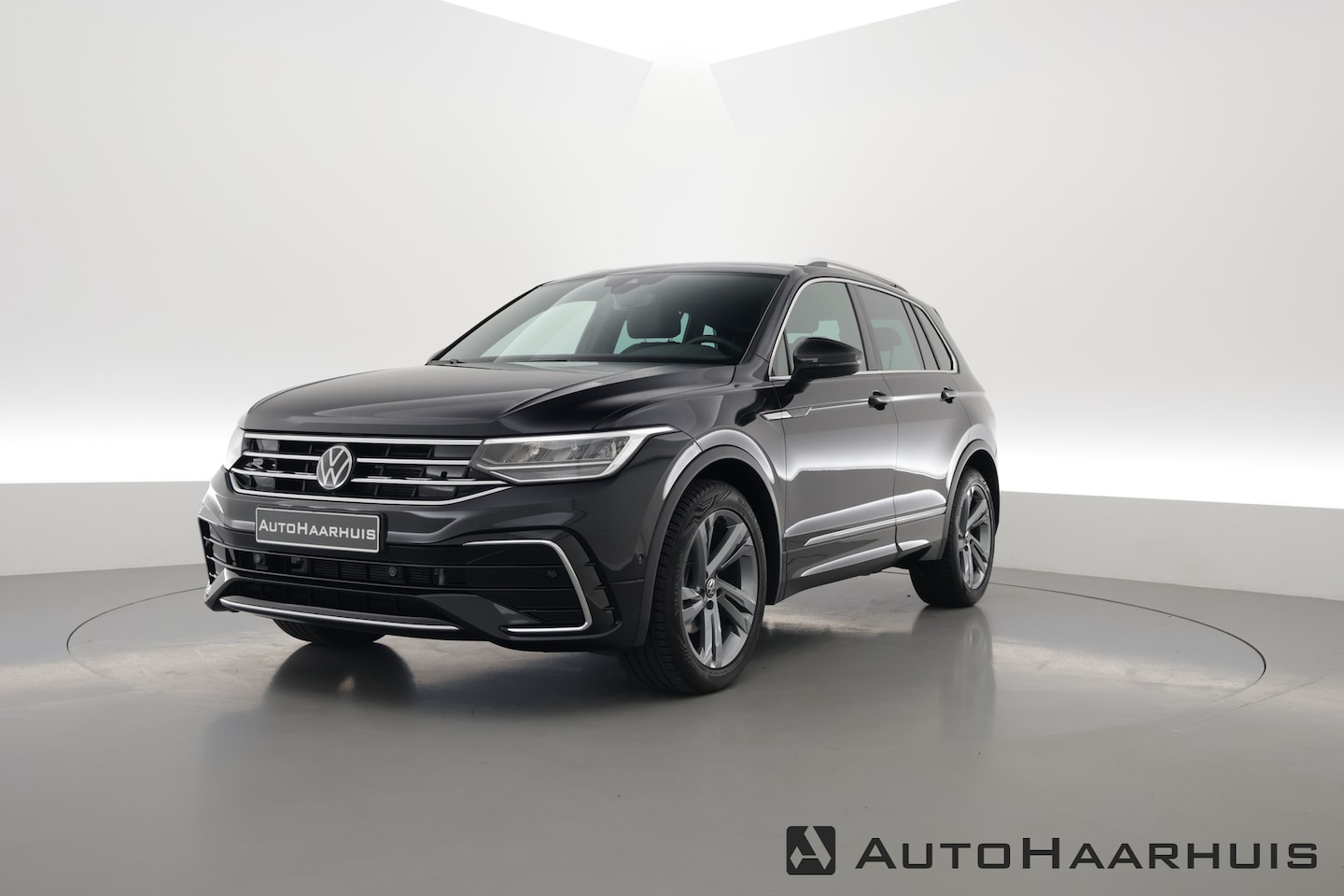 Volkswagen Tiguan - 1.5 TSI R-Line DSG | Navi | Camera | Elek. Trekhaak | Stoel- Stuurverw. | Travel Assist - AutoWereld.nl