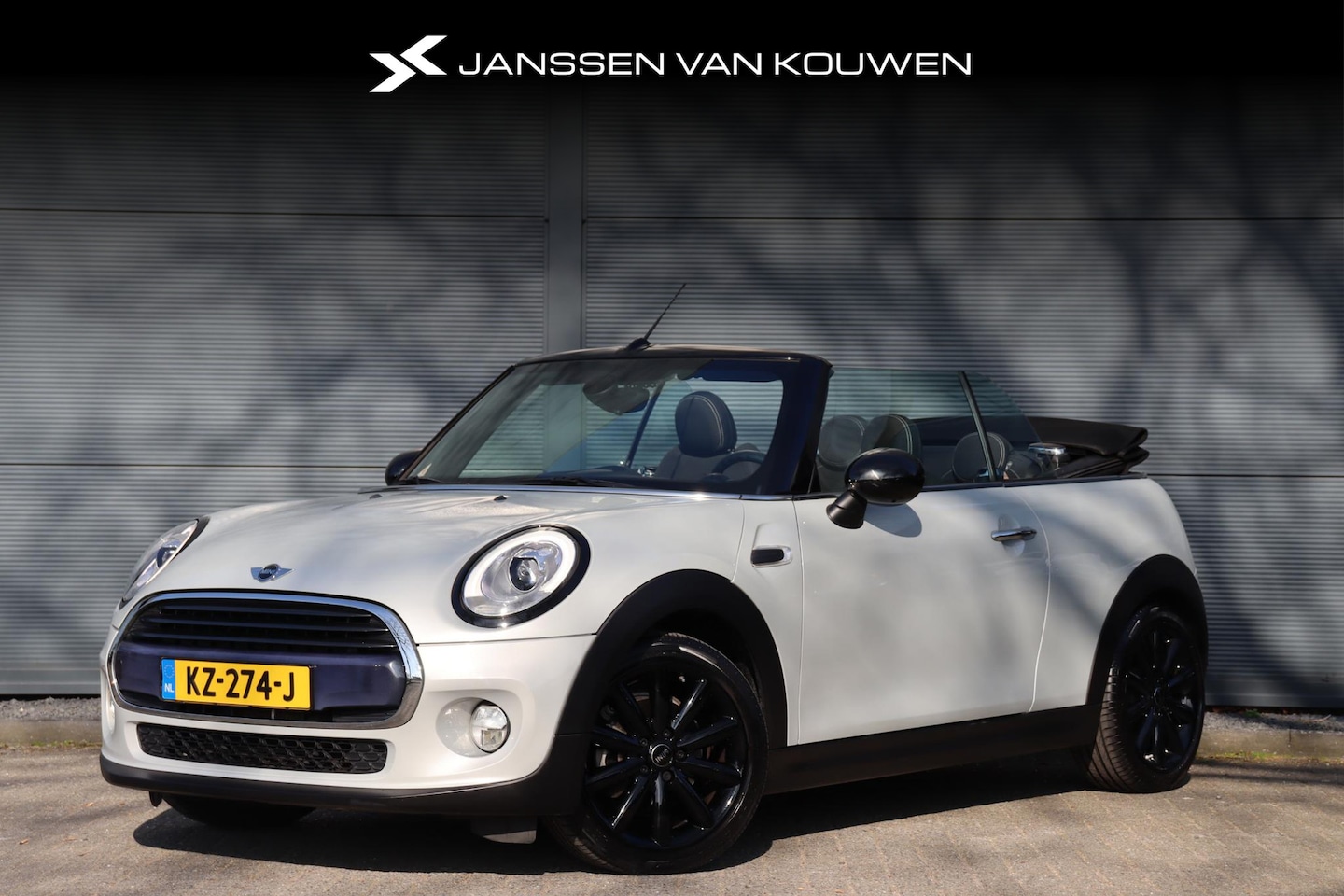 MINI Cabrio - Mini 1.5 Cooper Serious Business Cabrio  / Navigatie / Camera / JCW interieur pakket - AutoWereld.nl