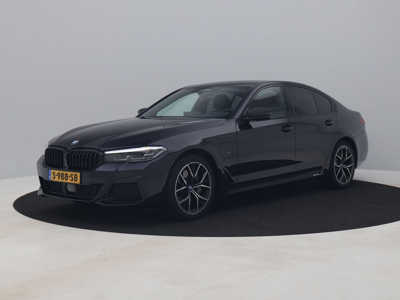 BMW 5-serie - 545e xDrive M-Sport | CAMERA | ADAPTIVE | STOEL- EN STUURVERW. - AutoWereld.nl