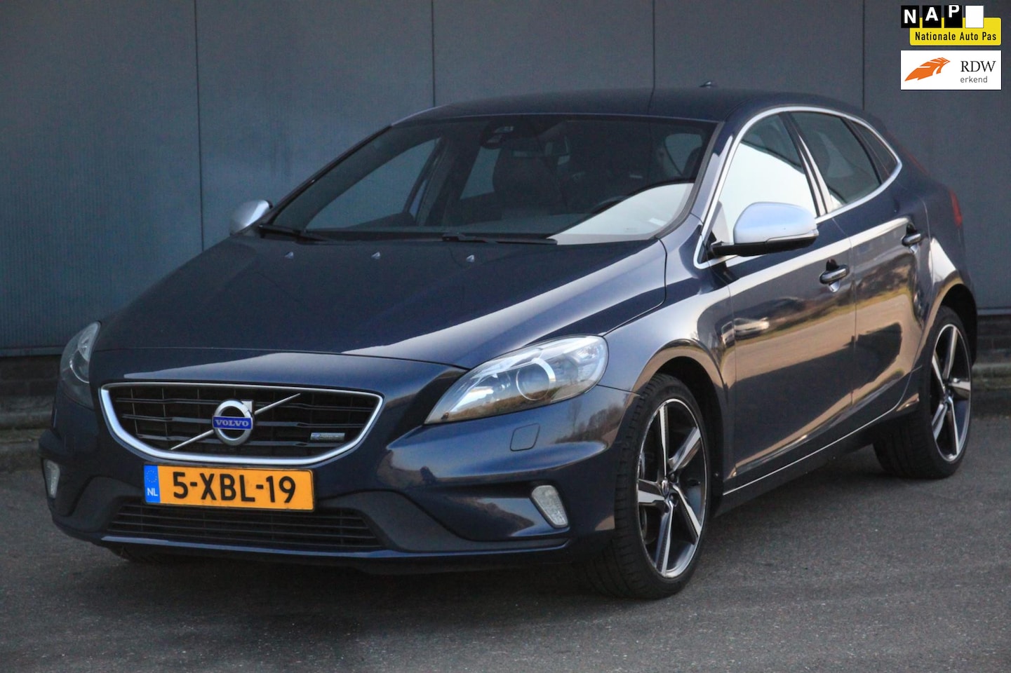 Volvo V40 - 2.0 D4 R-Design Business Xenon/Stoelverwarming/Navigatie/Parkeersensor - AutoWereld.nl