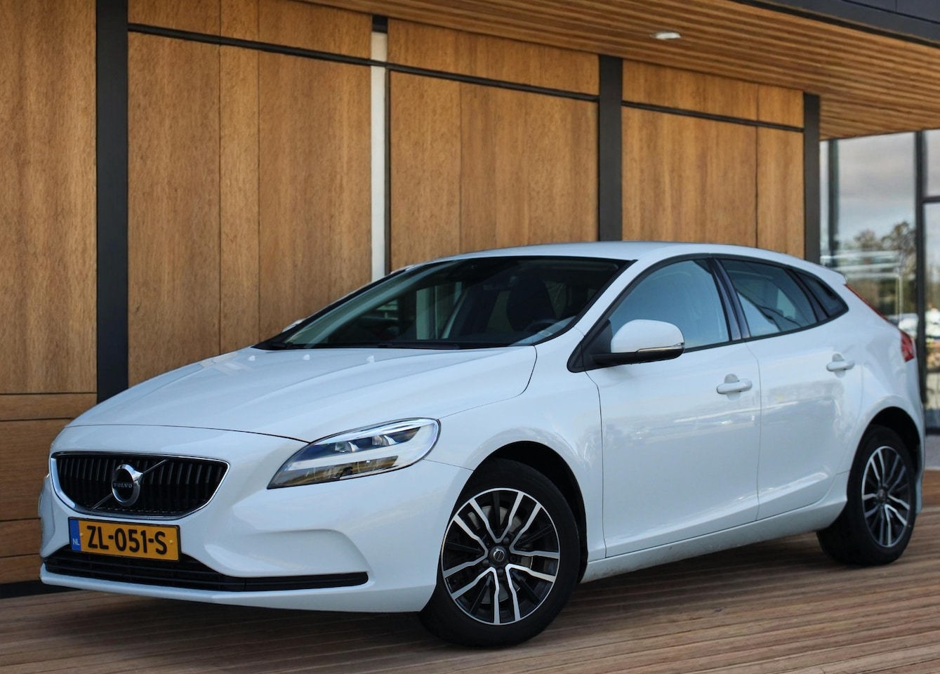 Volvo V40 - T2 Polar+ | Cruise Control | Navigatie | Stoelverwarming | Full-LED | 16-Inch | PDC - AutoWereld.nl