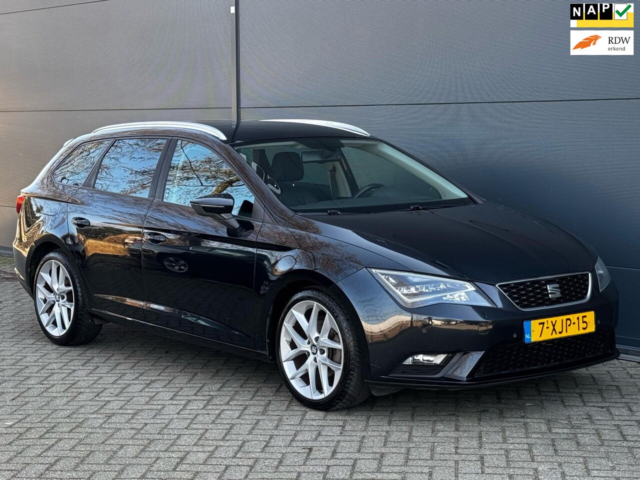 Seat Leon ST - 1.6 TDI Style Business LED LEER NAVI PDC CLIMA CRUISE TREKHAAK - AutoWereld.nl