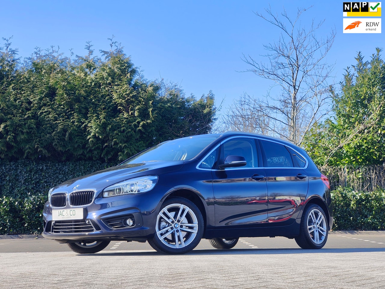 BMW 2-serie Active Tourer - 220i Essential NAP + Trekhaak - AutoWereld.nl