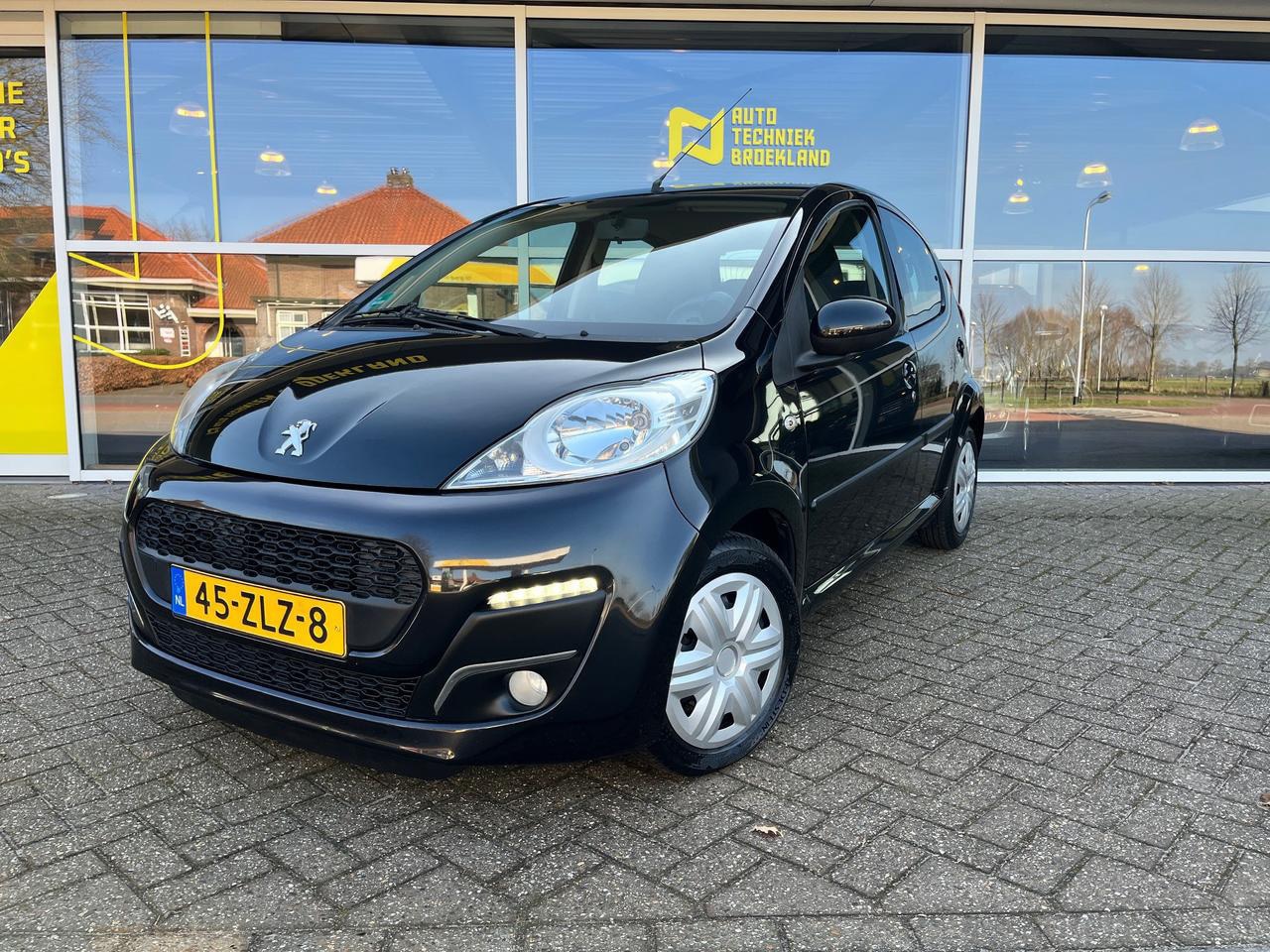 Peugeot 107 - AIRCO / LED / NIEUWE BANDEN & REMMEN - AutoWereld.nl